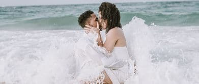 couple kissing in the seaside