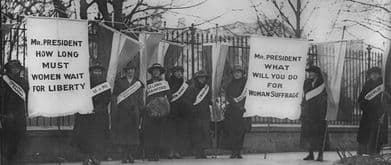 Women picket outside the White House in support the 19th Amendment